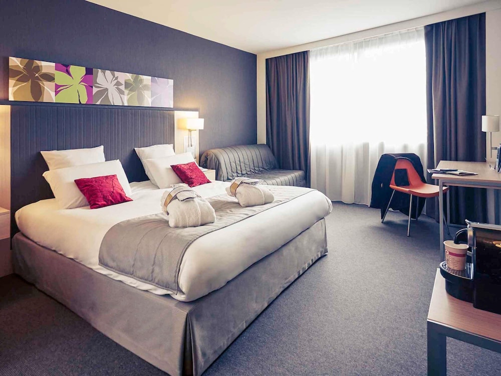 Habitación Privilege con una cama doble de 180 x 200 cm y un sofá cama del hotel Mercure Valenciennes Centre. Foto 4