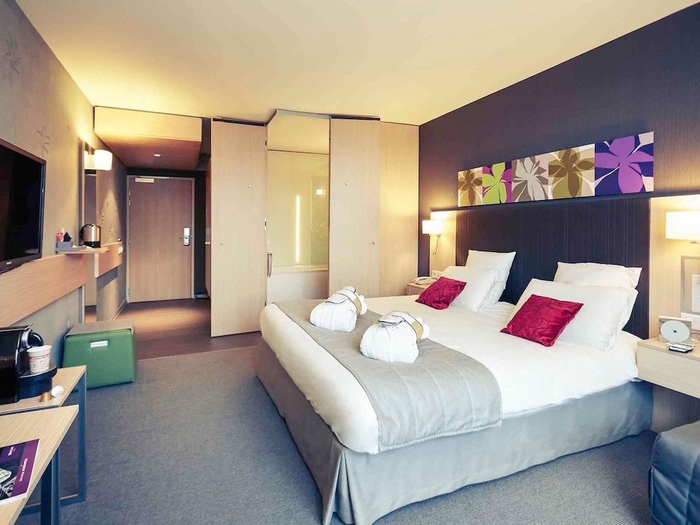 Habitación Privilege con una cama doble de 180 x 200 cm y un sofá cama del hotel Mercure Valenciennes Centre. Foto 5