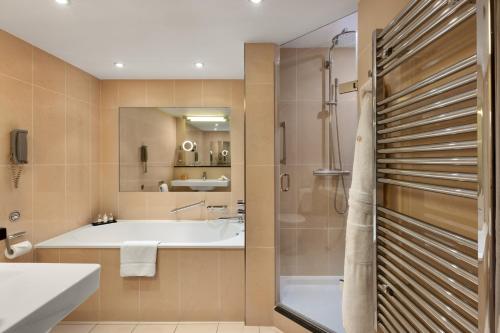 Habitación Twin con jardín del hotel Royal Garden. Foto 1