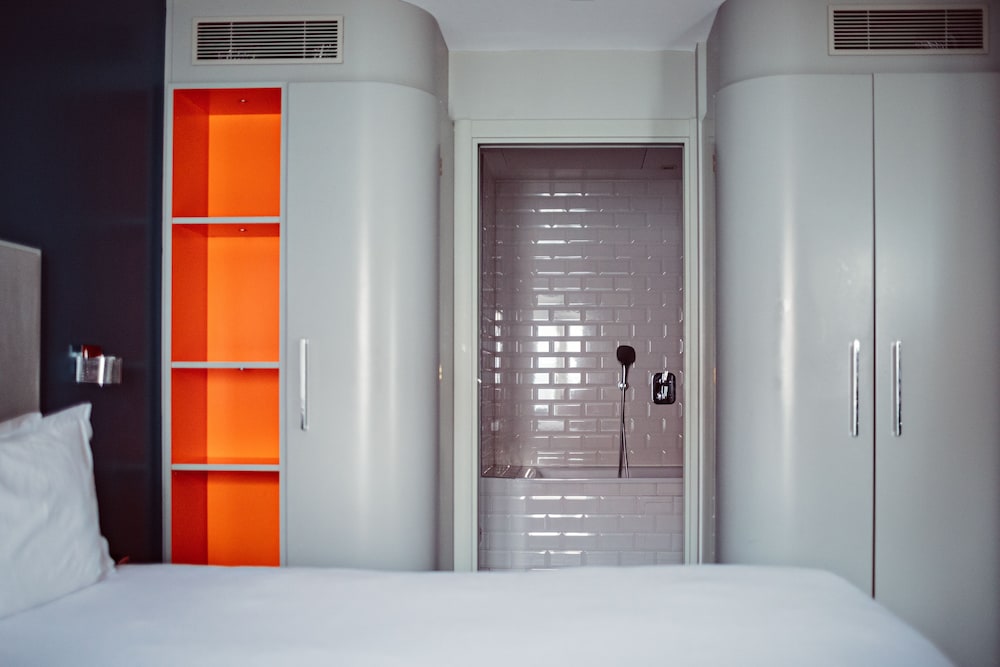 Suite (Bauhaus) del hotel Monsieur Cadet and Spa. Foto 7