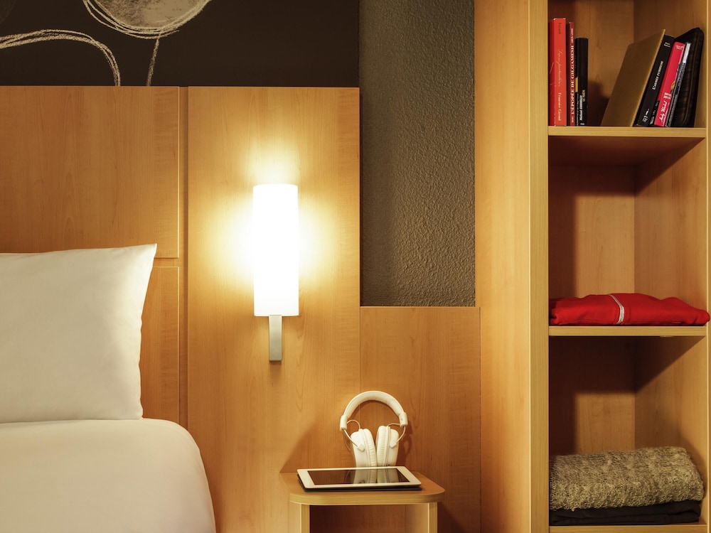 Habitación con 1 cama doble del hotel Ibis Liège Seraing. Foto 2