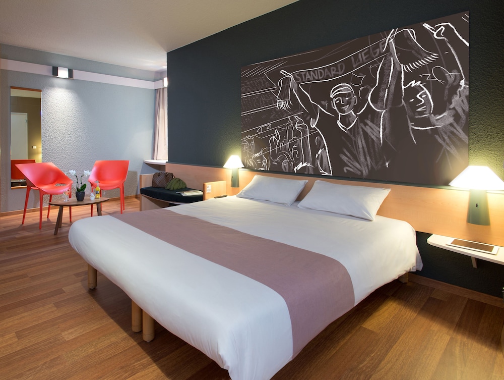 Habitación con 3 camas individuales del hotel Ibis Liège Seraing. Foto 1