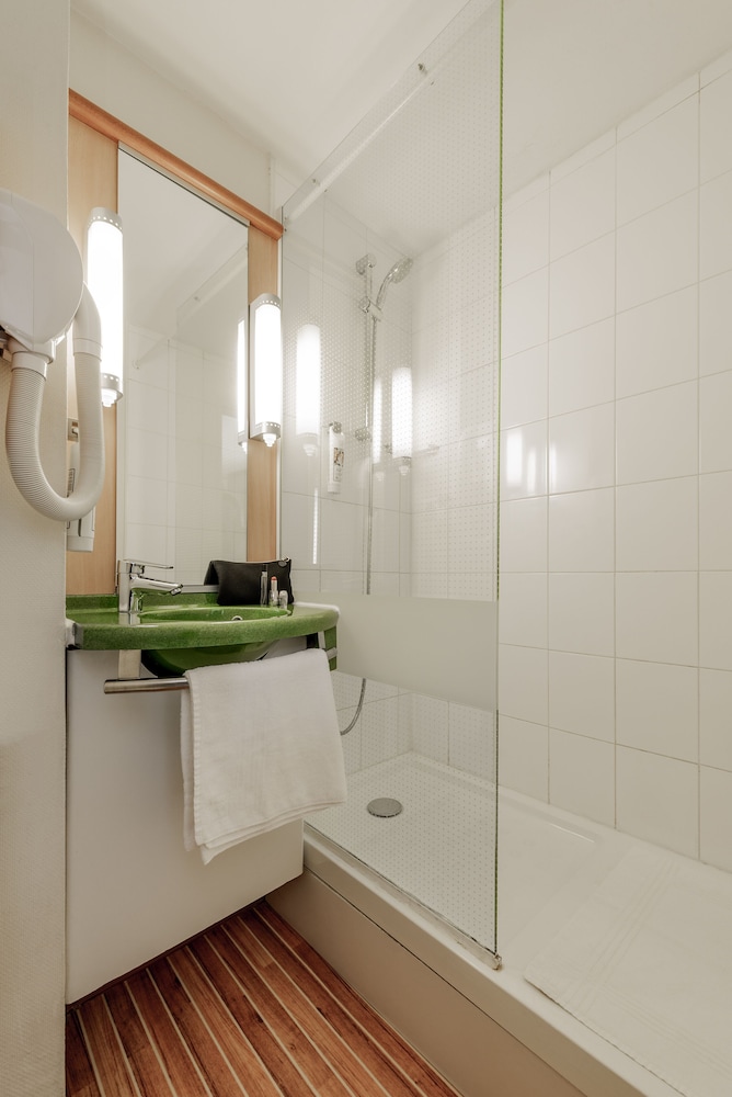 Habitación con 3 camas individuales del hotel Ibis Liège Seraing. Foto 11