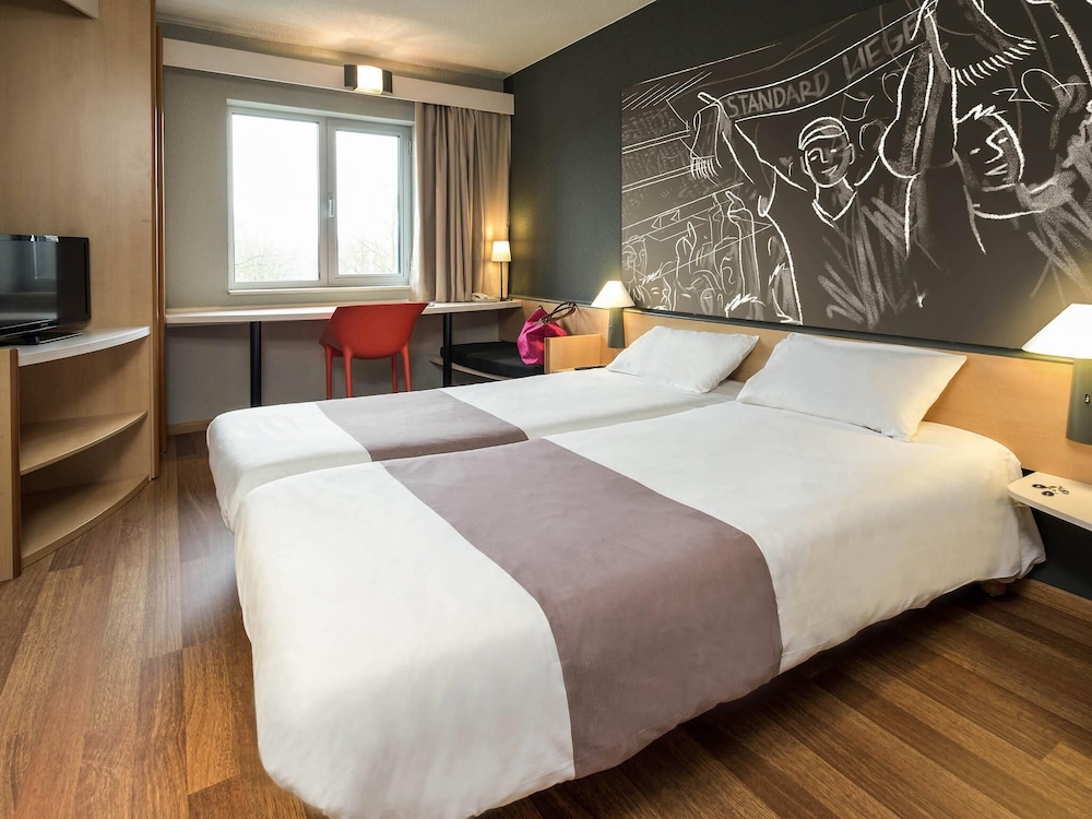 Habitación con una cama doble o dos camas individuales y un sofá cama del hotel Ibis Liège Seraing. Foto 5