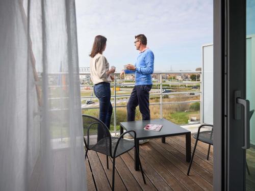 Suite Estándar con camas litera y balcón del hotel Ibis Styles Zeebrugge. Foto 1