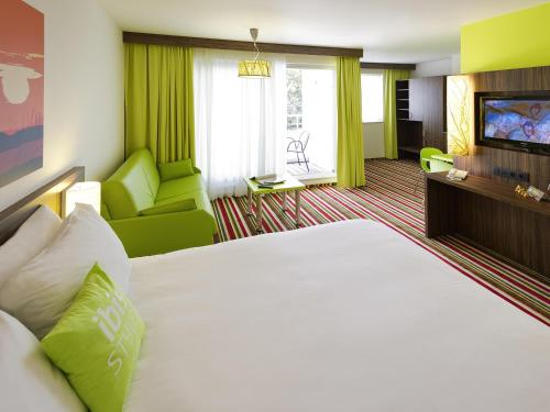 Suite Estándar con camas litera y balcón del hotel Ibis Styles Zeebrugge. Foto 10