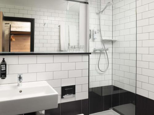 Recién reformada - Habitación Doble Estándar del hotel Ibis London Earls Court. Foto 7