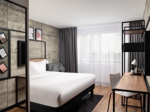 Habitación Triple Superior con sofá cama - 2 camas individuales del hotel Ibis London Earls Court. Foto 2