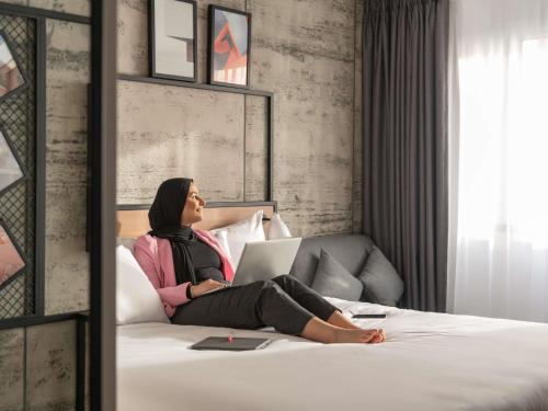 Habitación Familiar Superior con cama grande y sofá cama del hotel Ibis London Earls Court. Foto 1