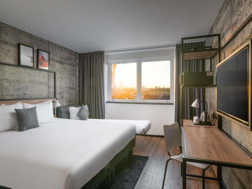 Habitación Familiar Superior con cama grande y sofá cama del hotel Ibis London Earls Court. Foto 4