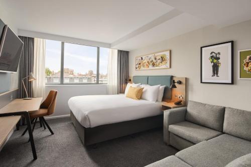 Habitación Premium con cama extragrande y sofá cama del hotel Holiday Inn London-bloomsbury , By Ihg. Foto 1