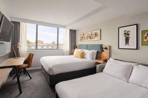 Habitación Premium con cama extragrande y sofá cama del hotel Holiday Inn London-bloomsbury , By Ihg. Foto 3