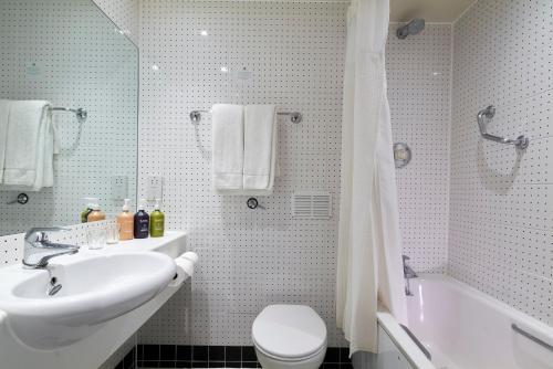 Habitación Doble Estándar con sofá cama individual del hotel Holiday Inn London-bloomsbury , By Ihg. Foto 3