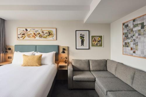 Habitación Premium con cama extragrande y sofá cama del hotel Holiday Inn London-bloomsbury , By Ihg. Foto 5