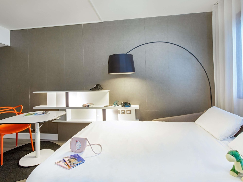 Suite Superior con 1 cama doble y sofá convertible del hotel Novotel Suites Perpignan Centre. Foto 10