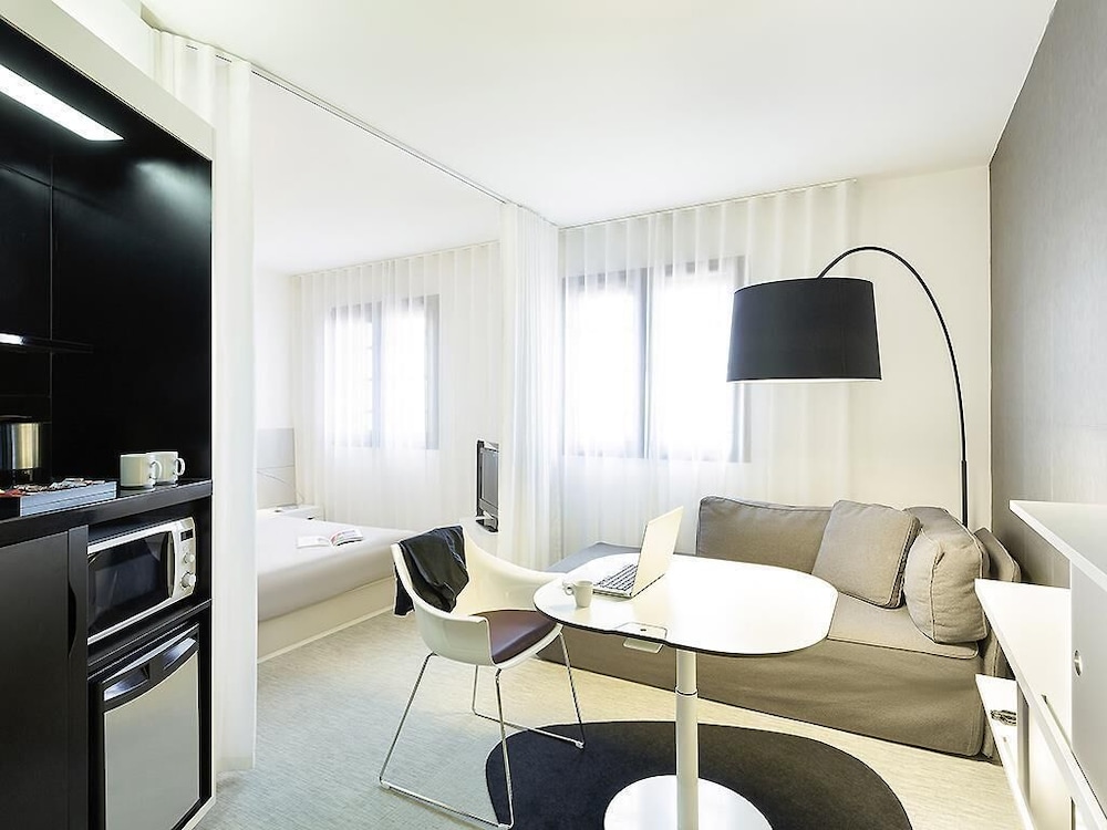 Suite Executive con cama doble y sofá convertible del hotel Novotel Suites Perpignan Centre. Foto 5