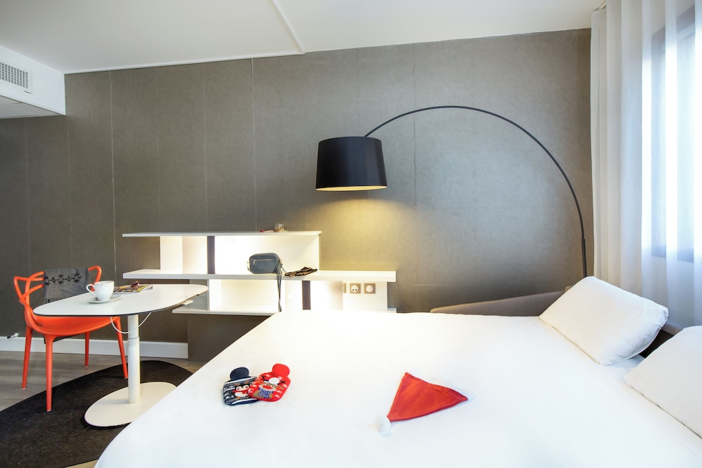 Suite Executive con cama doble y sofá convertible del hotel Novotel Suites Perpignan Centre. Foto 12