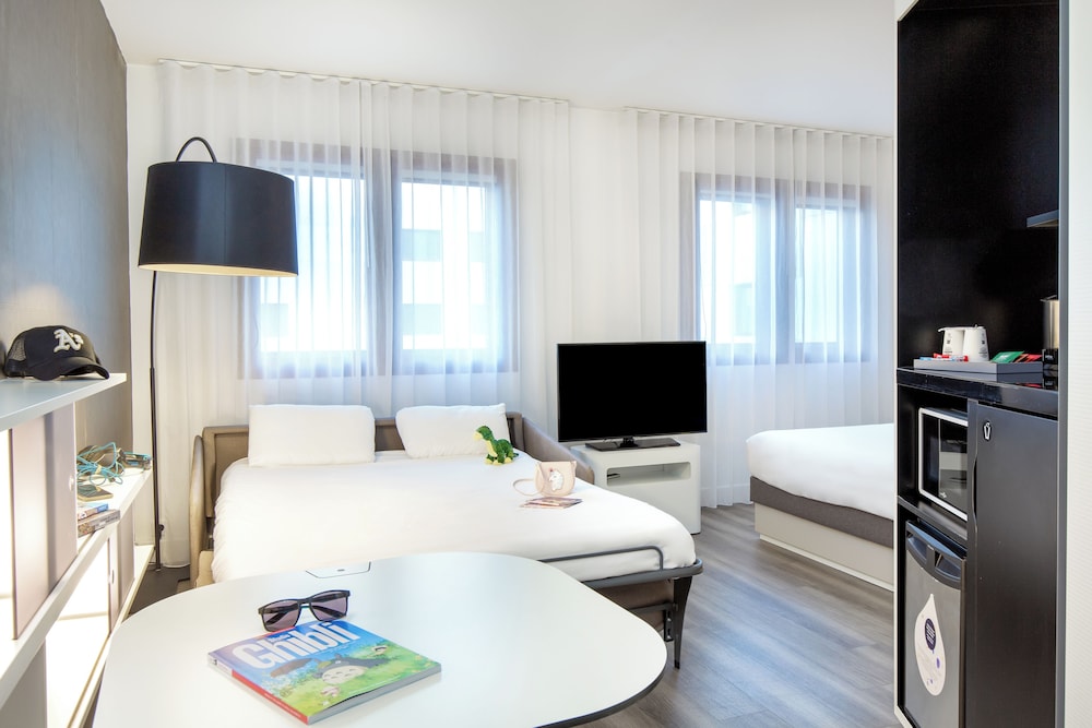 Suite Executive con cama doble y sofá convertible del hotel Novotel Suites Perpignan Centre. Foto 18