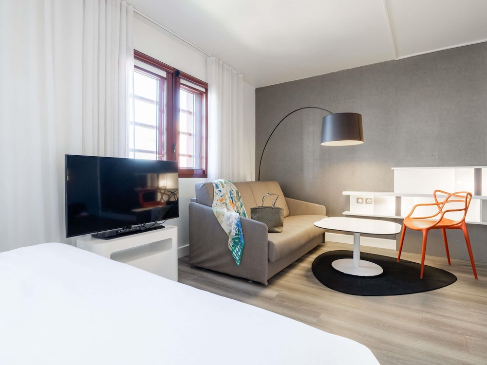 Suite Superior con 1 cama doble y sofá convertible del hotel Novotel Suites Perpignan Centre