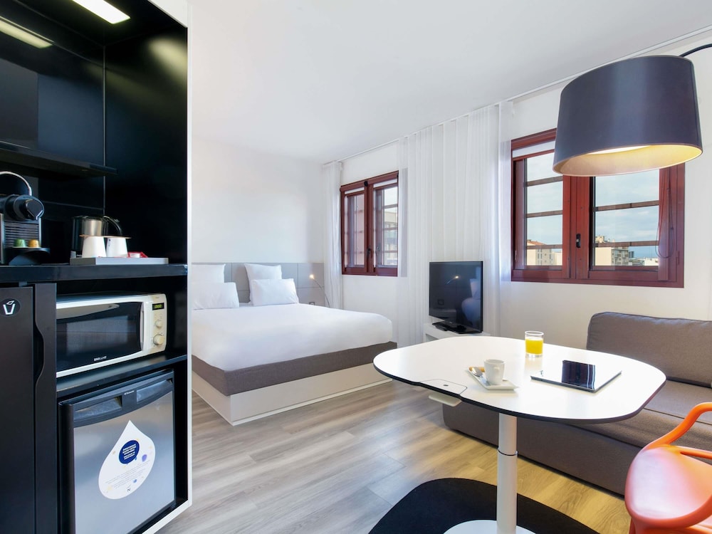Suite Superior con 1 cama doble y sofá convertible del hotel Novotel Suites Perpignan Centre. Foto 1