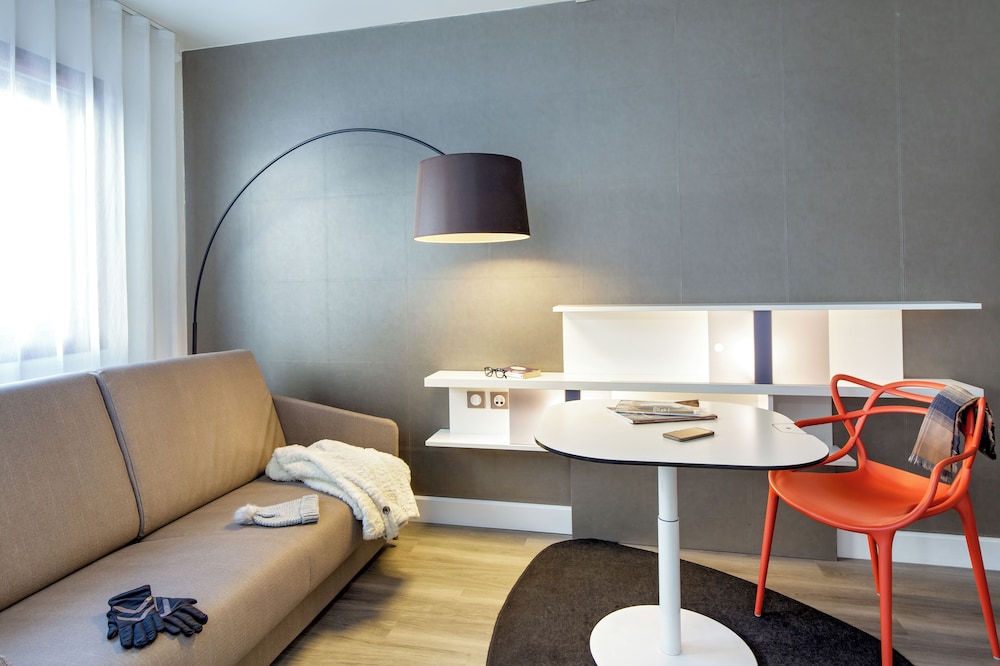 Suite Superior con 1 cama doble y sofá convertible del hotel Novotel Suites Perpignan Centre. Foto 7