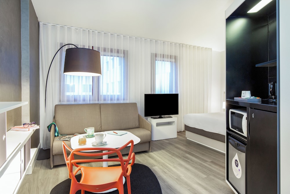 Suite Superior con 1 cama doble y sofá convertible del hotel Novotel Suites Perpignan Centre. Foto 14