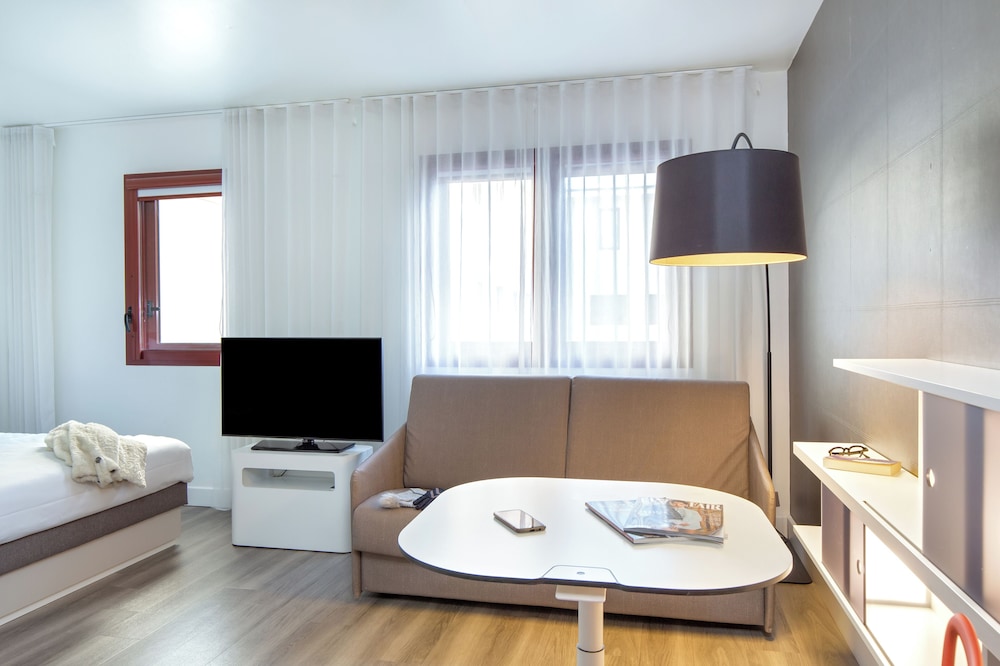 Suite Superior con 1 cama doble y sofá convertible del hotel Novotel Suites Perpignan Centre. Foto 17