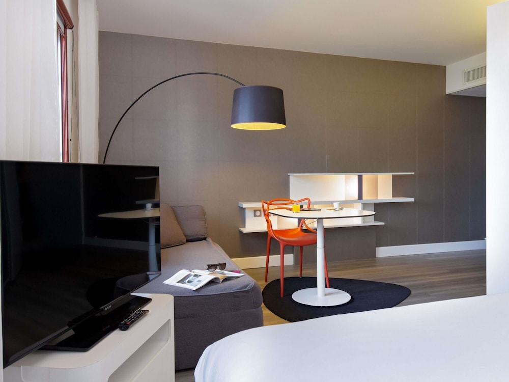 Suite Superior con 1 cama doble y sofá convertible del hotel Novotel Suites Perpignan Centre. Foto 29