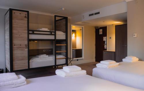 Cama en habitación compartida de 3 camas del hotel a&o London Docklands Riverside