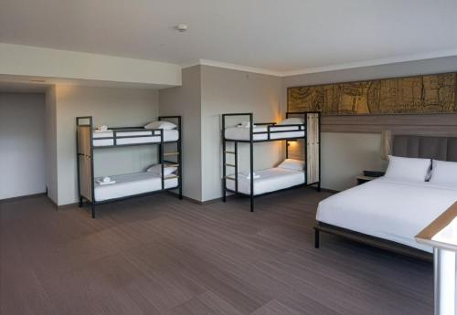 Cama en habitación compartida de 3 camas del hotel a&o London Docklands Riverside. Foto 2