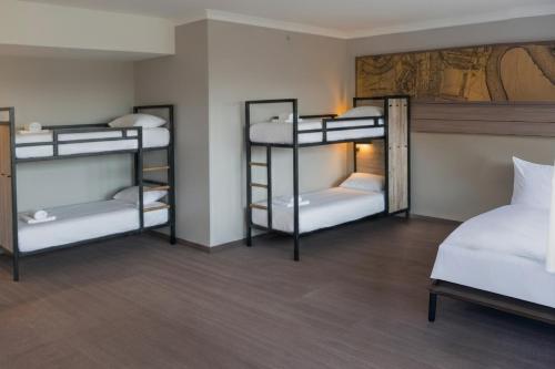 Cama en habitación compartida de 3 camas del hotel a&o London Docklands Riverside. Foto 3