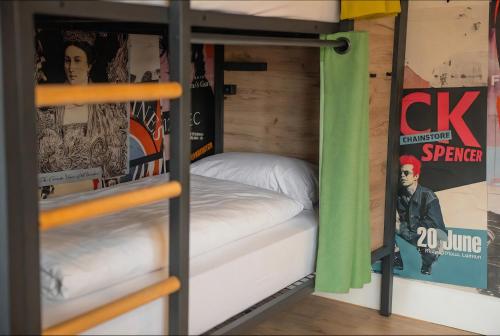 Cama en habitación compartida femenina de 6 camas del hotel a&o London Docklands Riverside. Foto 3