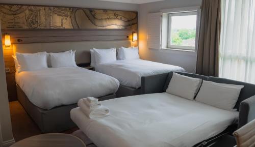 Habitación con 6 camas del hotel a&o London Docklands Riverside. Foto 2