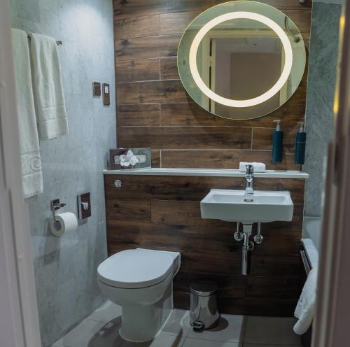 Habitación con 6 camas del hotel a&o London Docklands Riverside. Foto 3