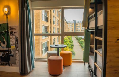 Habitación Cuádruple del hotel a&o London Docklands Riverside. Foto 9