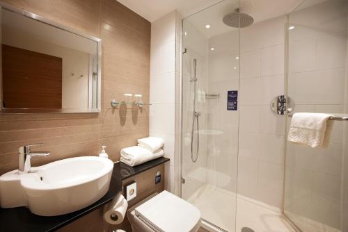 Habitación Doble Estándar del hotel Thistle London Piccadilly. Foto 2