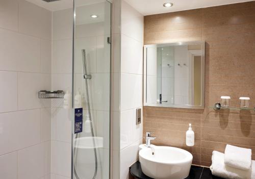 Habitación Deluxe con cama extragrande del hotel Thistle London Piccadilly. Foto 2