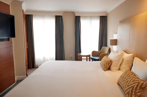 Habitación Deluxe con cama extragrande del hotel Thistle London Piccadilly. Foto 4