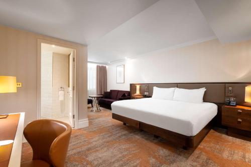 Habitación Grand Superior con sofá cama - Cama extragrande del hotel Hilton London Hyde Park. Foto 1
