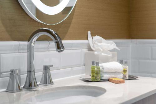 Habitación Grand Superior con sofá cama - Cama extragrande del hotel Hilton London Hyde Park. Foto 4