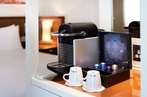 Habitación Grand Superior con sofá cama - Cama extragrande del hotel Hilton London Hyde Park. Foto 6