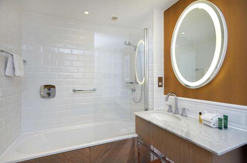 Habitación Doble Deluxe con vistas - 1 cama grande del hotel Hilton London Hyde Park. Foto 2