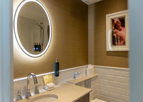 Habitación Doble Deluxe con vistas - 1 cama grande del hotel Hilton London Hyde Park. Foto 7