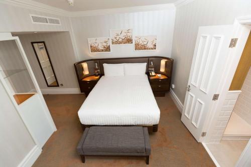 Habitación con cama grande del hotel Hilton London Hyde Park. Foto 3