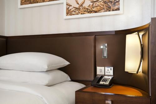 Habitación con cama grande del hotel Hilton London Hyde Park. Foto 4