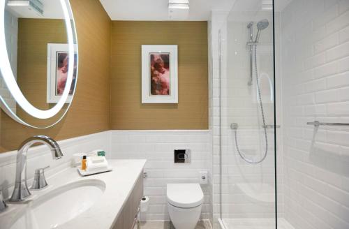 Habitación con cama grande del hotel Hilton London Hyde Park. Foto 5