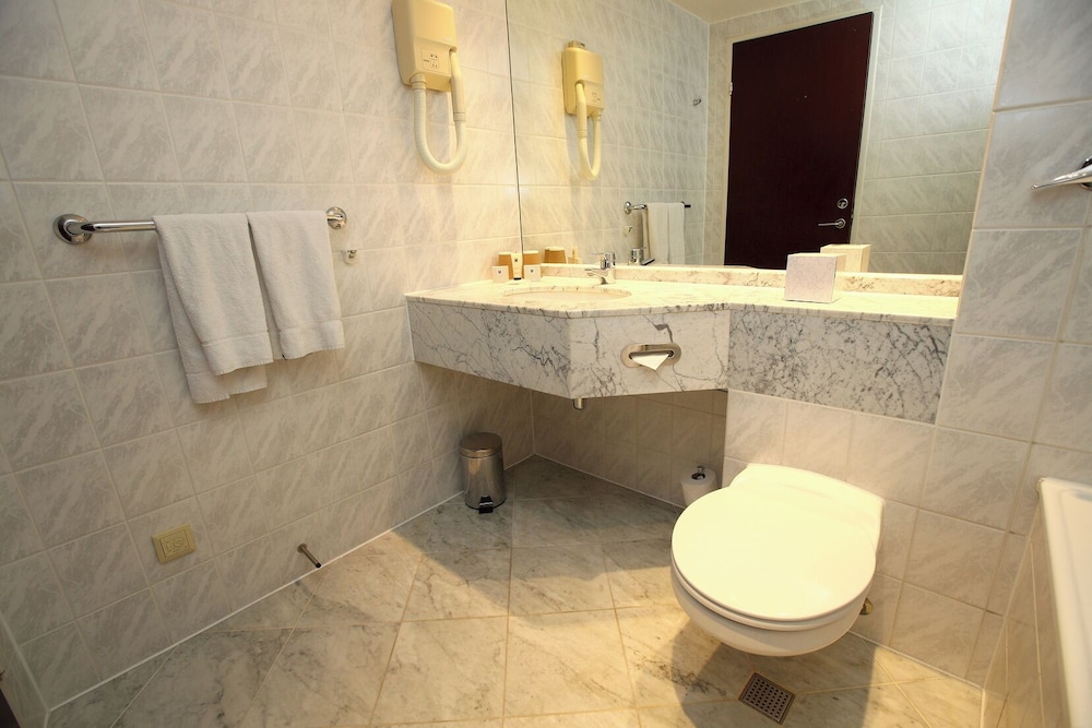 Habitación estándar, 1 cama doble, accesible para personas con discapacidad (Standard Accessible) del hotel Stamford Bridge London. Foto 3