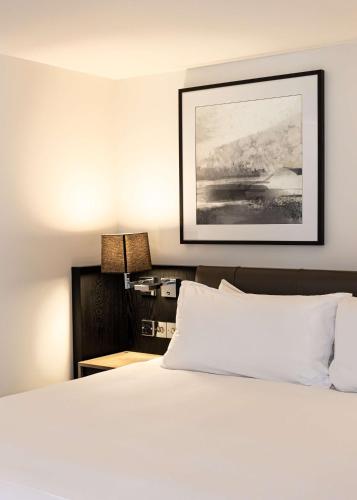 Habitación con cama extragrande del hotel Hilton London Angel Islington. Foto 4