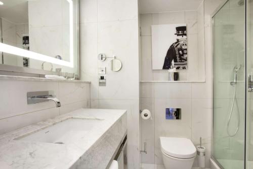 Habitación Superior con cama extragrande del hotel Hilton London Angel Islington. Foto 2