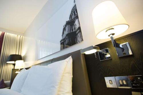 Habitación Superior con cama extragrande del hotel Hilton London Angel Islington. Foto 4